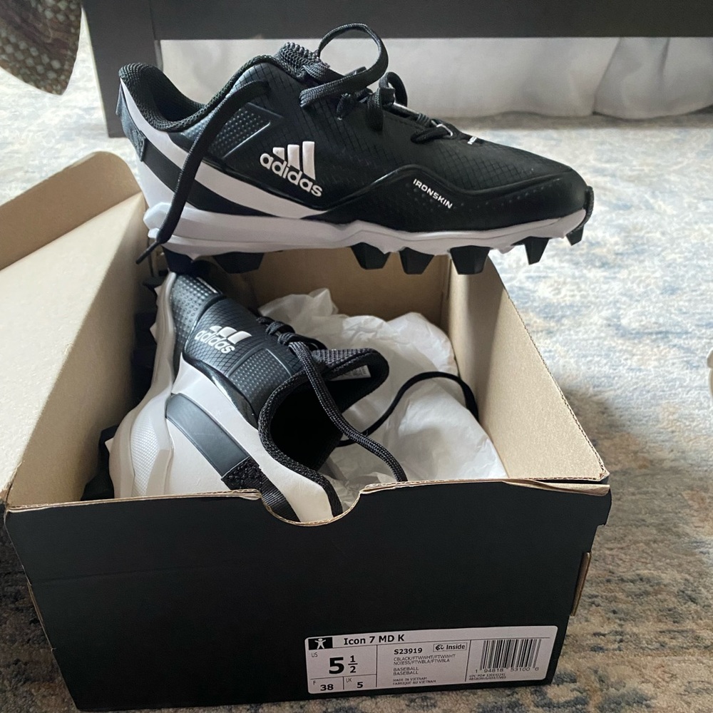 BRAND NEW Adidas Icon Youth Cleats